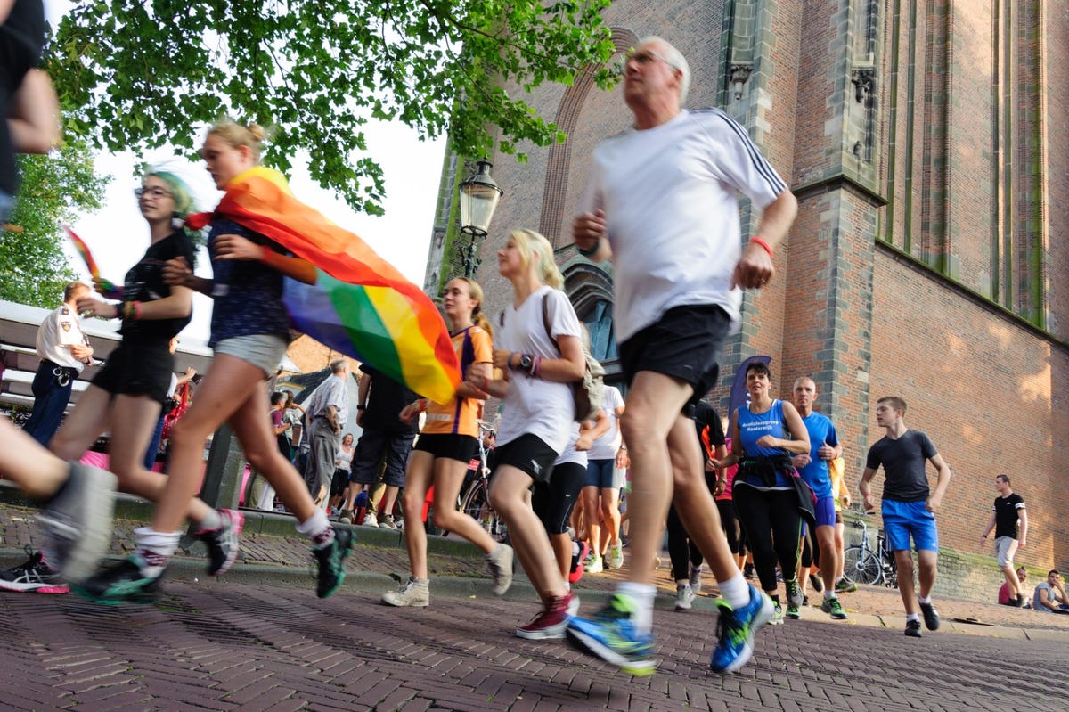 Hardlopen tijdens Gaypride Rainbow Run in Amersfoort