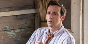ralf little as di neville parker in death in paradise series 13, episode 1