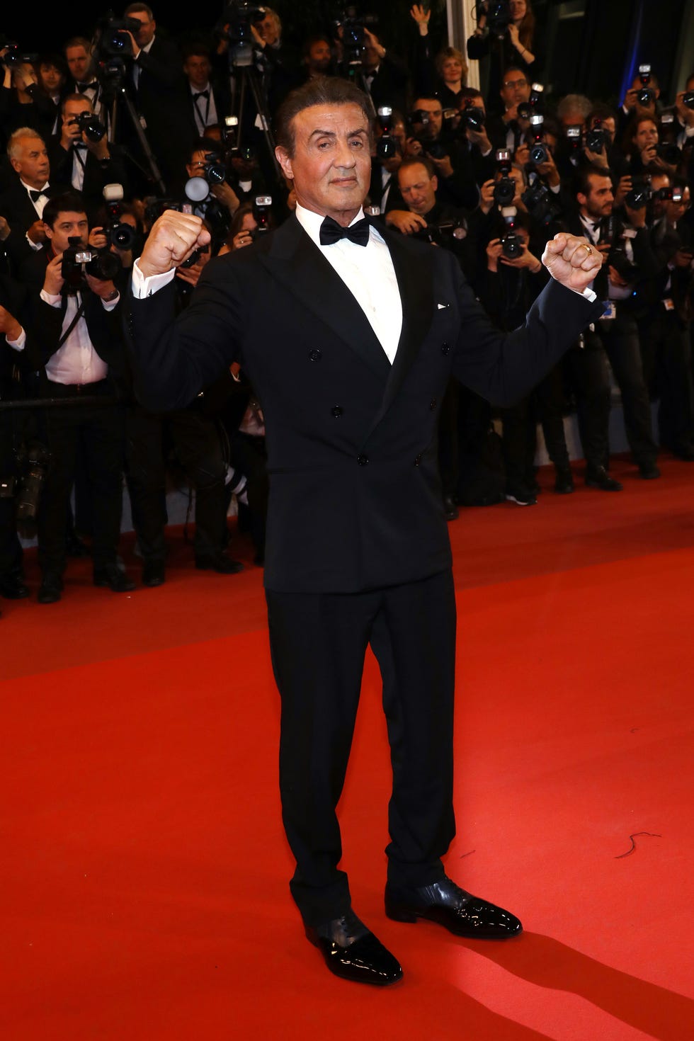 Red carpet, Suit, Carpet, Formal wear, Premiere, Flooring, Tuxedo, Event, Facial hair, Bow tie, 