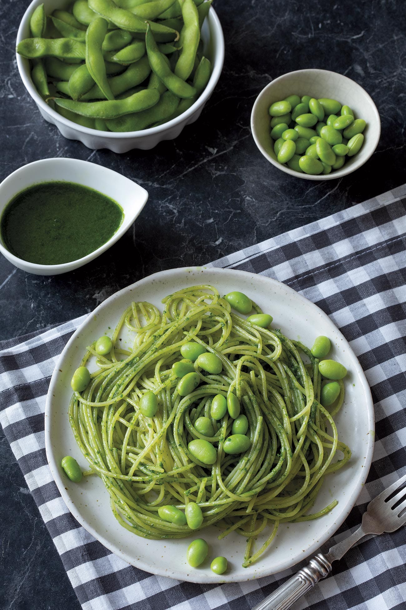ramen con pesto de miso y edamame