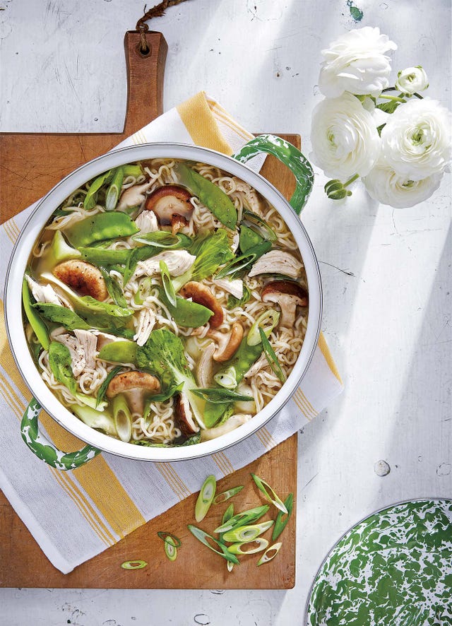 ramen de pollo con ajo, jengibre y shiitake