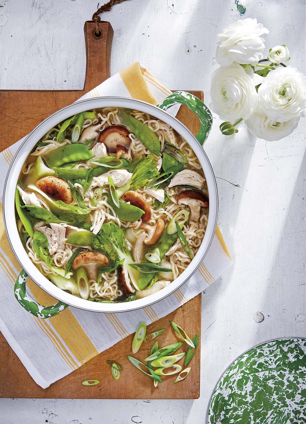 ramen de pollo con ajo, jengibre y shiitake