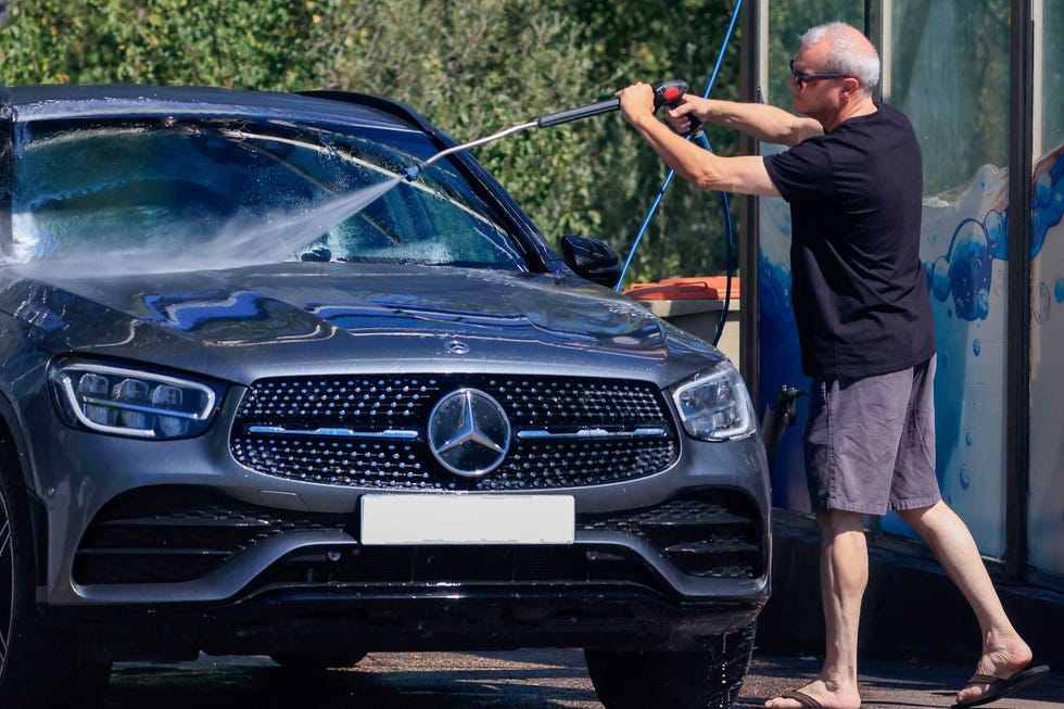 ramón garcía pone a punto su coche para el verano