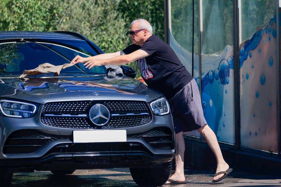 ramón garcía pone a punto su coche para el verano
