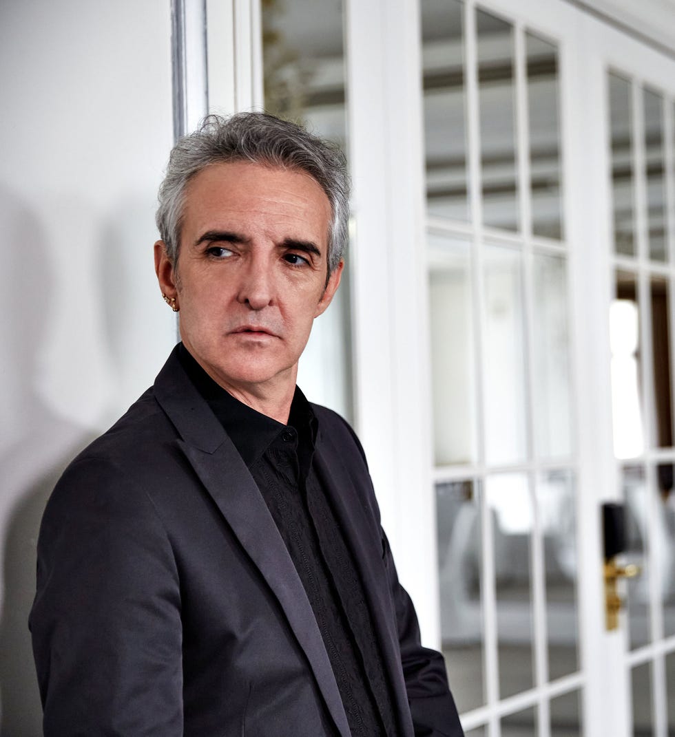 el cantante posa, serio, en uno de los rincones del hotel palace de madrid