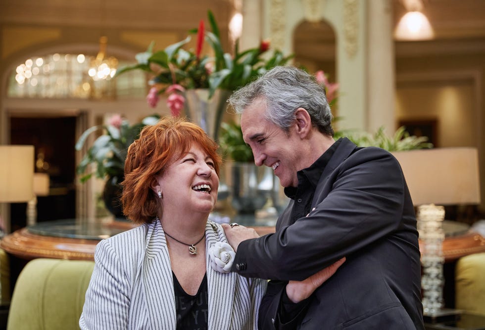 el cantante sonríe al lado de la colaboradora de diez minutos en el hotel palace de madrid