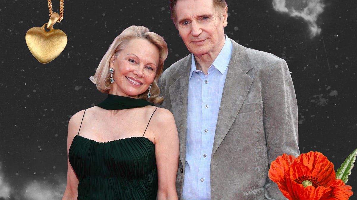 Pamela Anderson ve Liam Neeson, bir madalyon ve haşhaş çiçeğiyle süslenmiş gri yıldızlı bir arka planın önünde