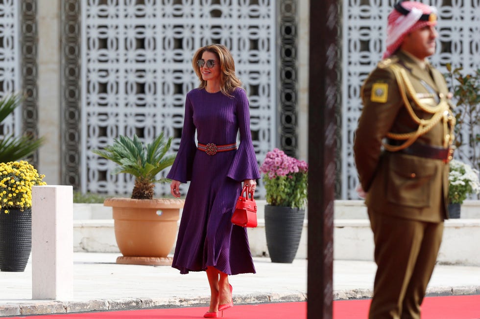 Rania de Jordania causa sensación con su estilo