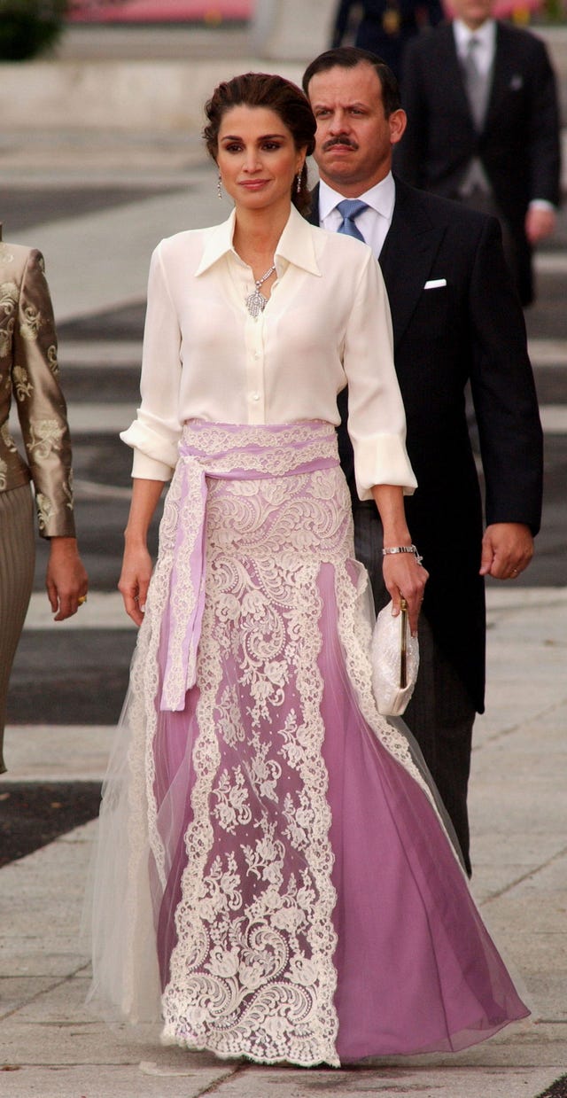 Rania de Jordania en la boda de la reina Letizia con camisa blanca y falda de encaje blanco y malva