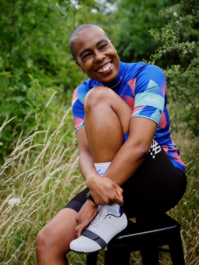 Human leg, People in nature, Elbow, Knee, Tooth, Electric blue, Muscle, Cobalt blue, Thigh, Sock, 