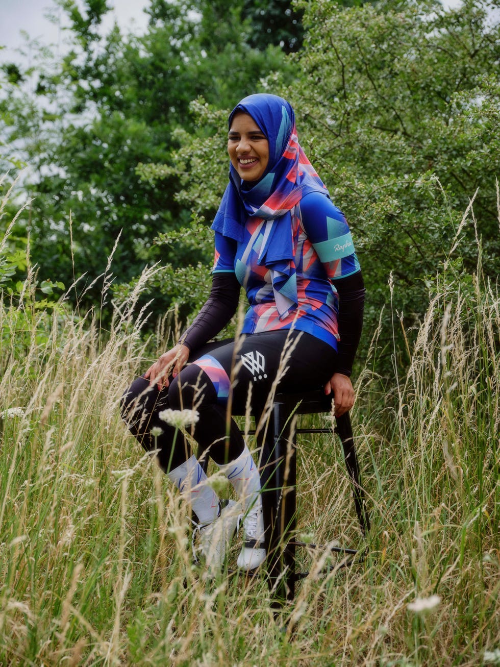 People in nature, Grass, Grass family, Grassland, Plant, Tree, Adaptation, Outerwear, Meadow, Recreation, 