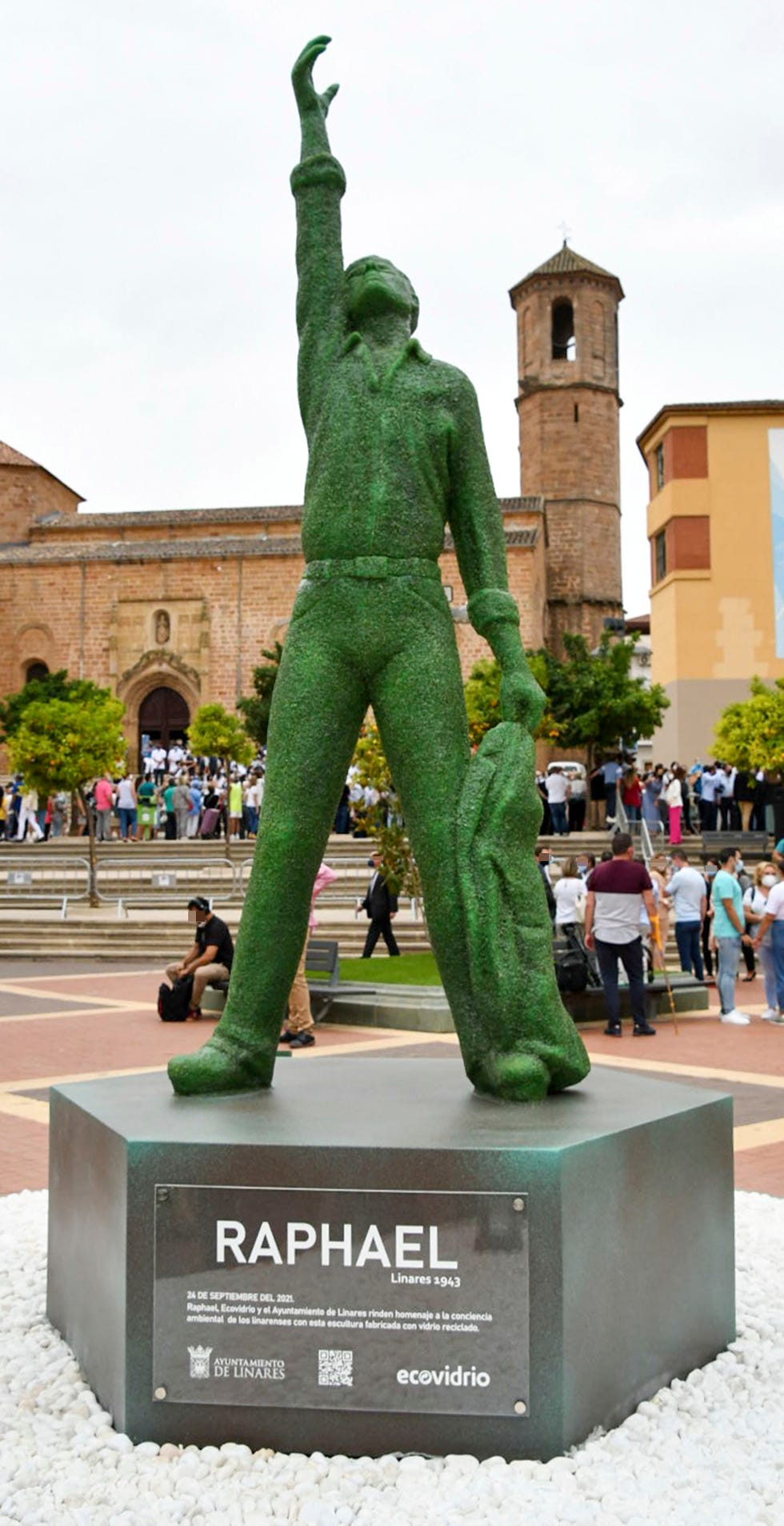 estatua de vidrio reciclado en la ciudad natal del cantante