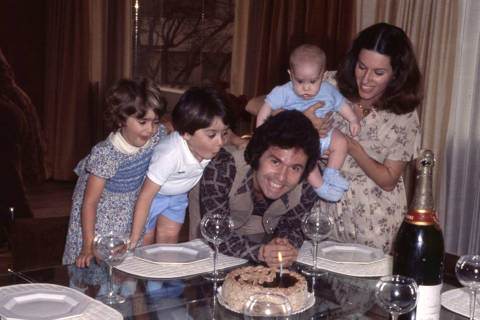 el cantante sopla una tarta de cumpleaños junto a su esposa y sus hijos de niños en una imagen de archivo
