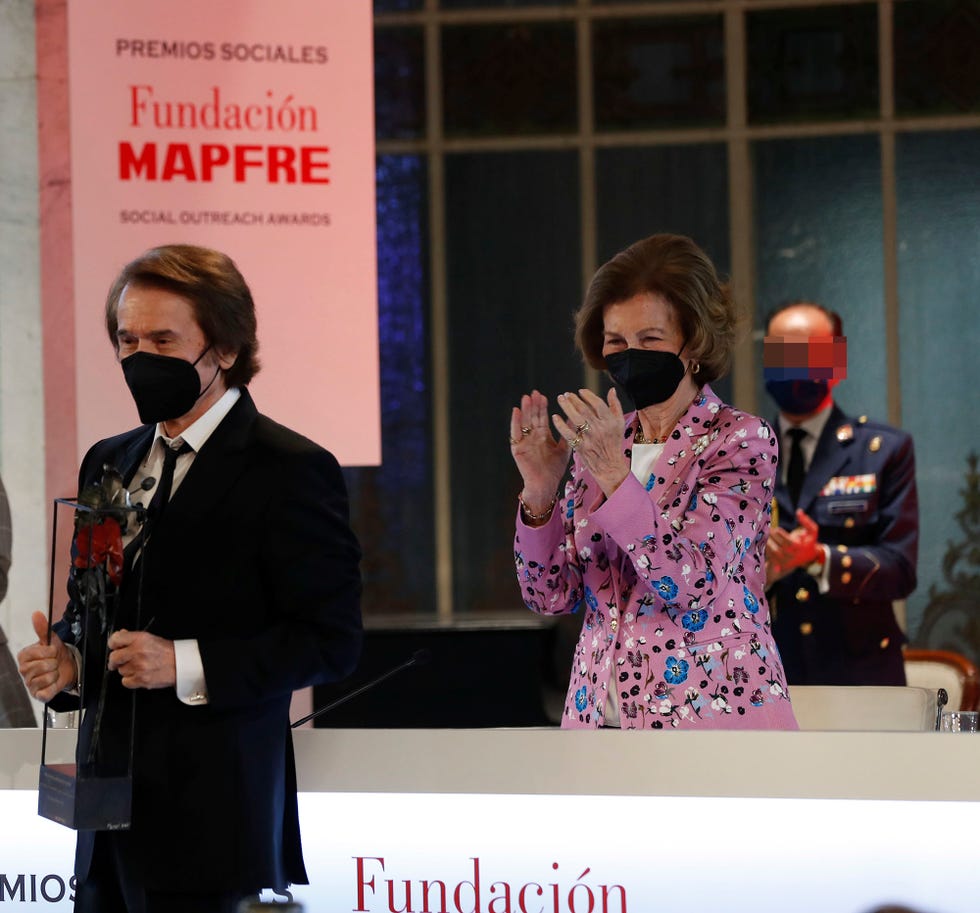el cantante, con mascarilla, posa con su galardón mientras doña sofía aplaude