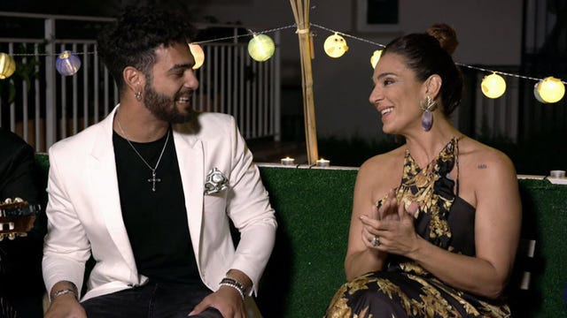 manuel cortés canta en la cena de raquel bollo en 'ven a cenar conmigo summer edition'