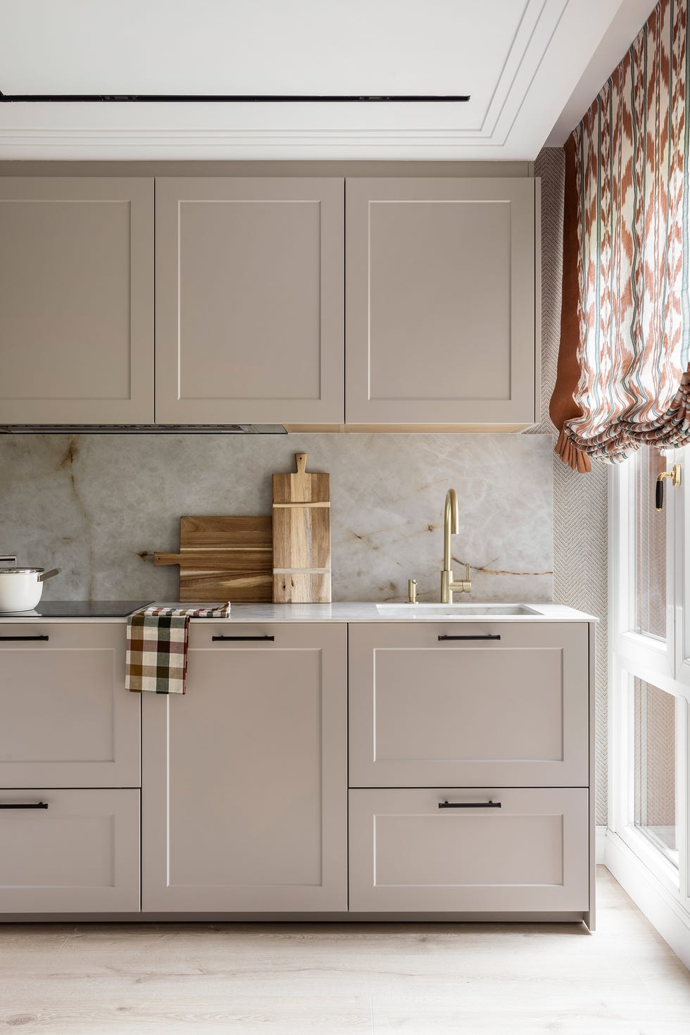 cocina con muebles en color topo