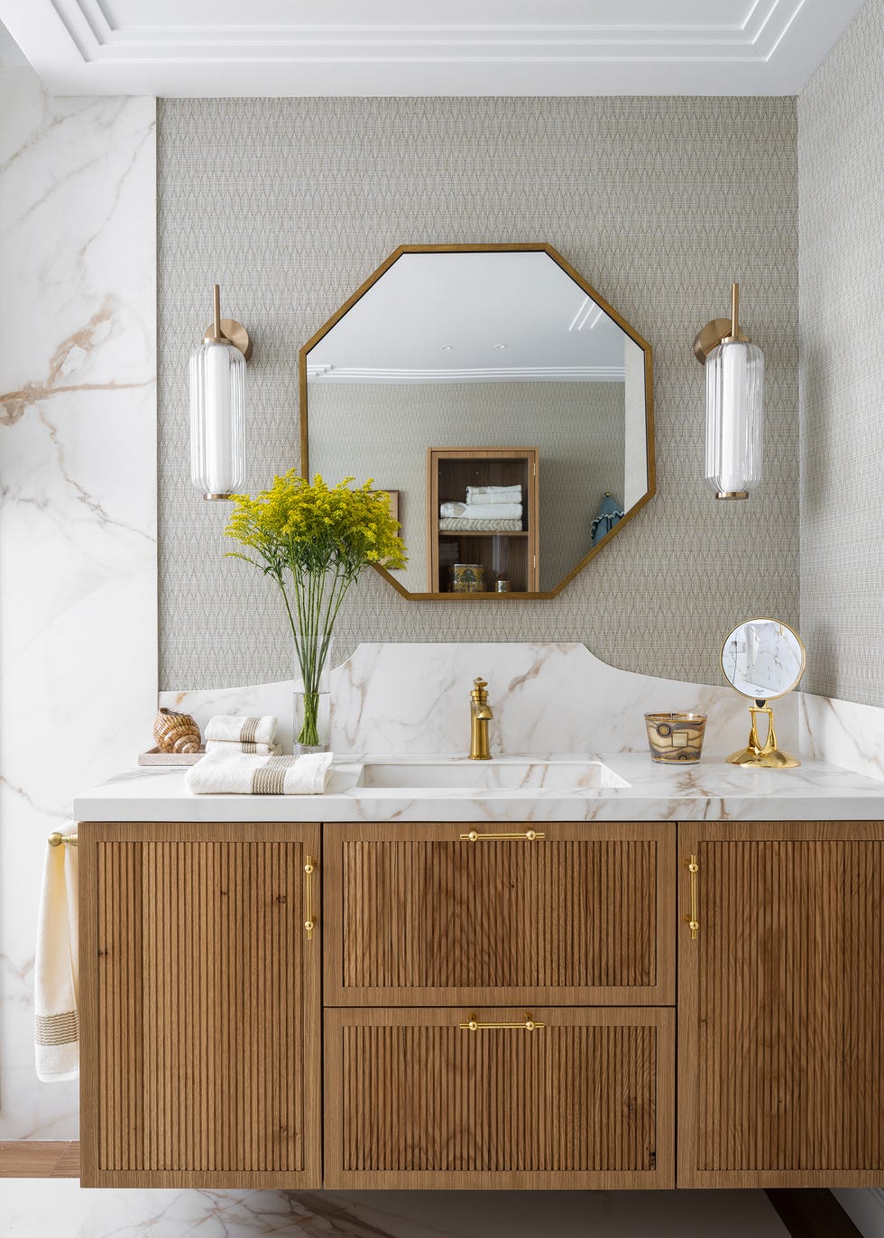 mueble de baño de madera con puertas acanaladas