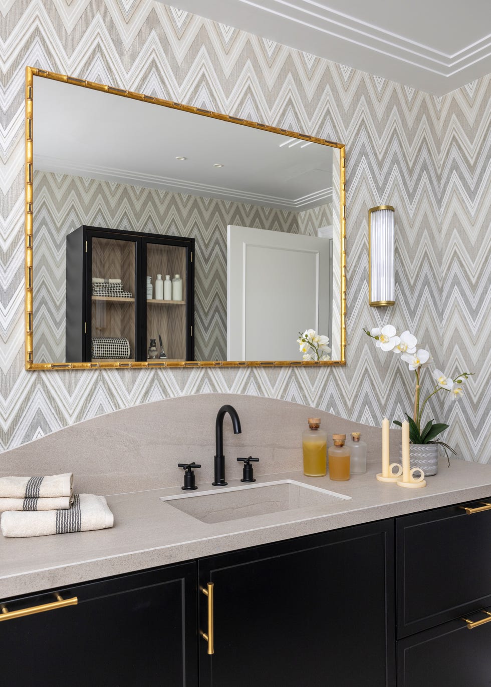 baño con papel pintado en zig zag
