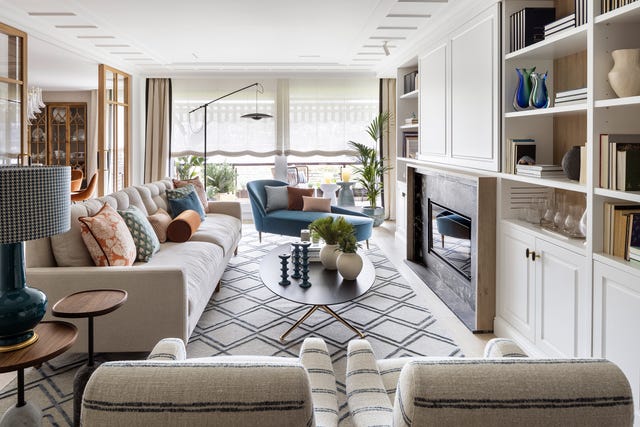 salón clásico con mueble de tv blanco con molduras