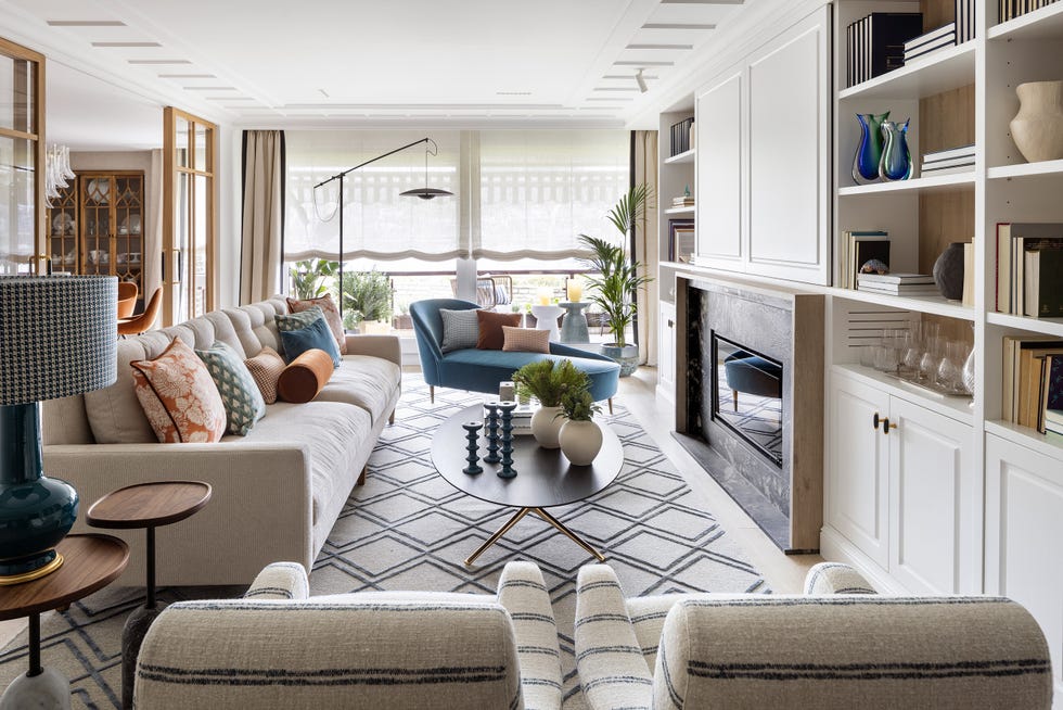 salón clásico con mueble de tv blanco con molduras