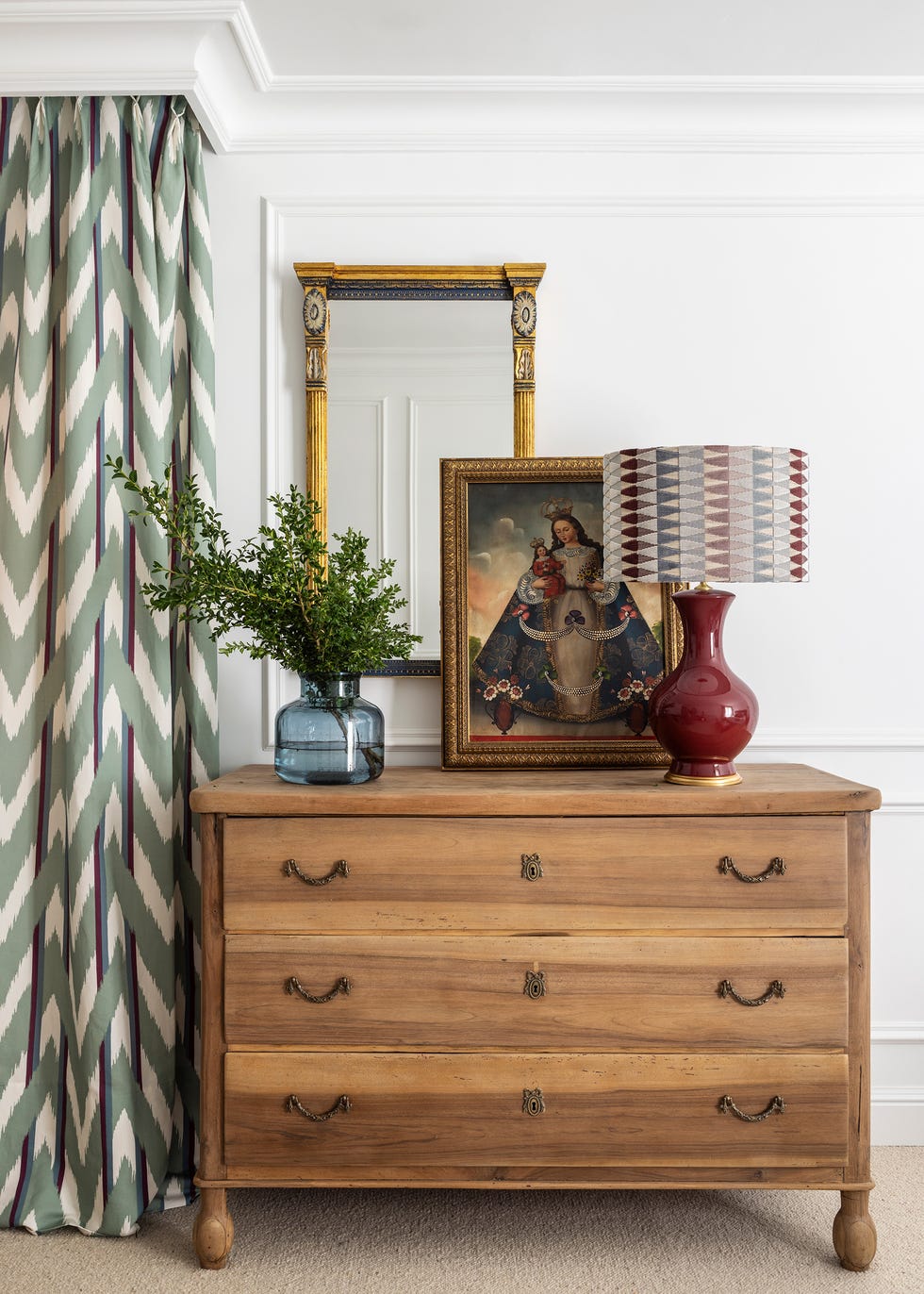 cómoda de madera antigua