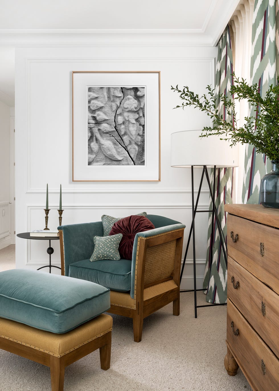 sillón con reposapiés de terciopelo verde con estructura de madera
