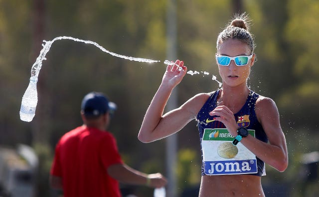 la marchadora raquel gonzález lanza una botella de agua durante su participación en el campeonato de españa de atletismo de la nucía