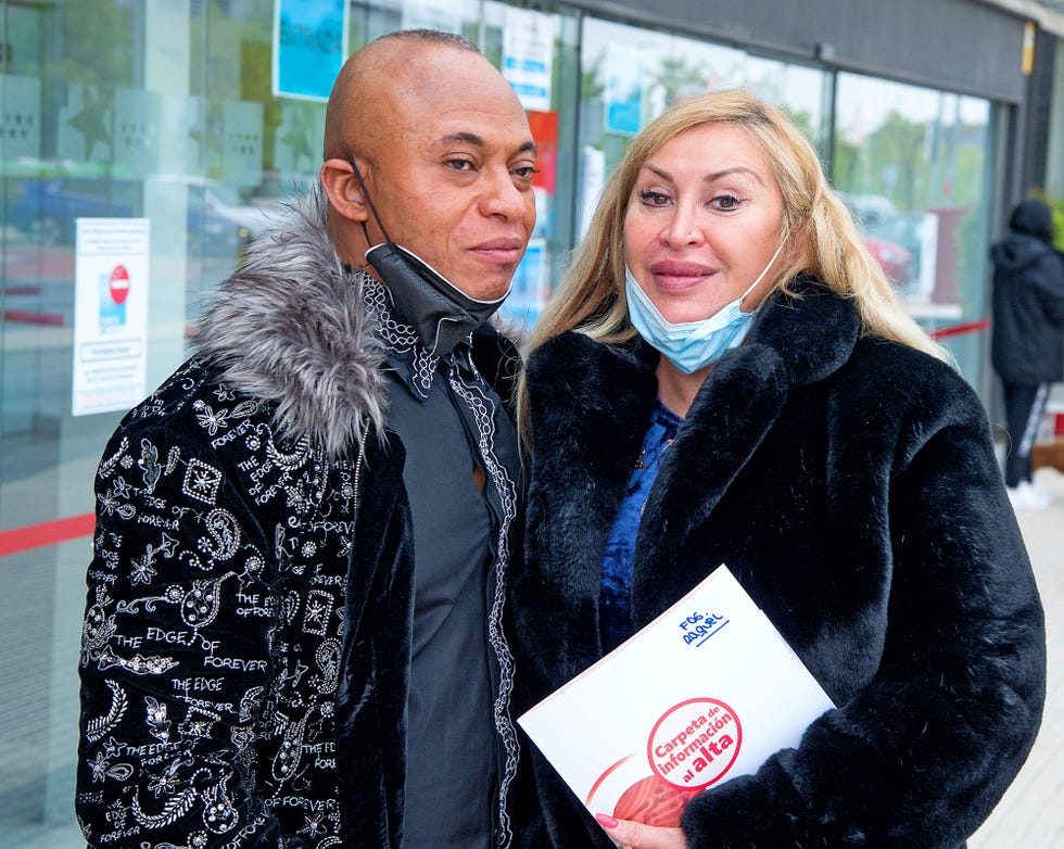 la peluquera posa con su esposo tras recibir el alta hospitalaria recuperada de su brote psicótico