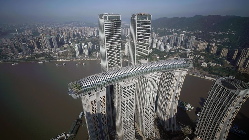 el rascacielos horizontal en raffles city en chongqing
