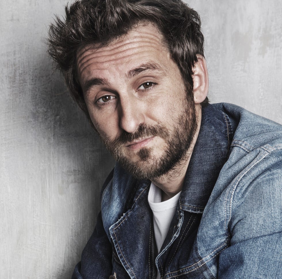 raúl arévalo será el protagonista de santo en netflix