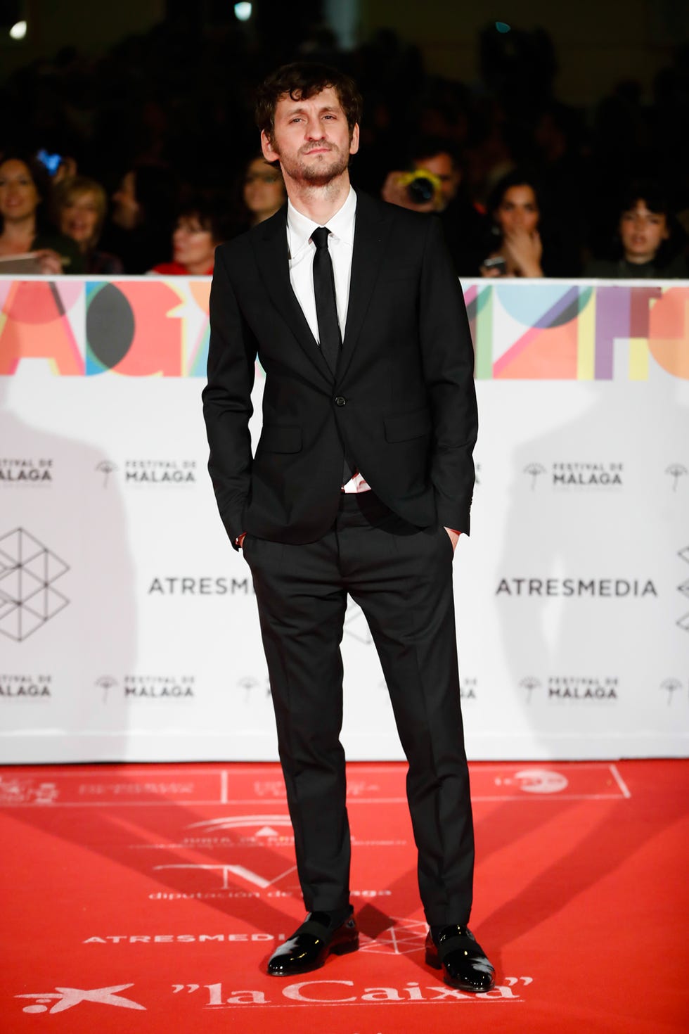 Red carpet, Suit, Carpet, Formal wear, Premiere, Event, Tuxedo, Flooring, Fashion, 