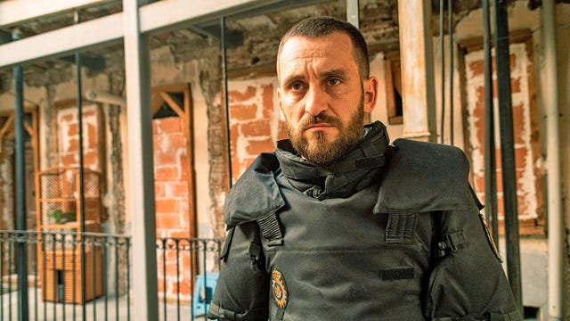 raúl arévalo, vestido con traje de policía, en una escena de la serie de movistar 'antidisturbios'
