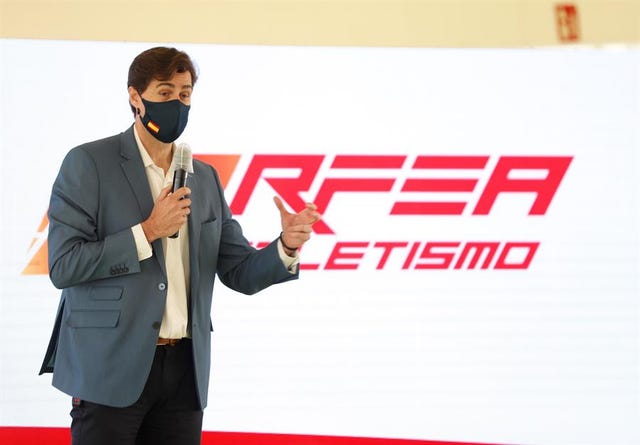 el presidente de la rfea, raúl chapado, da un discurso durante la presentación de la equipación con la que los atletas españoles disputarán los jj oo de tokio