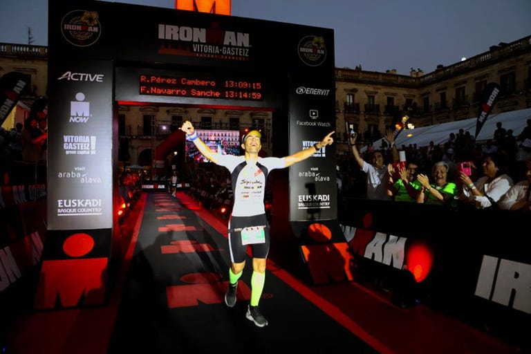 un triatleta al terminar un ironman