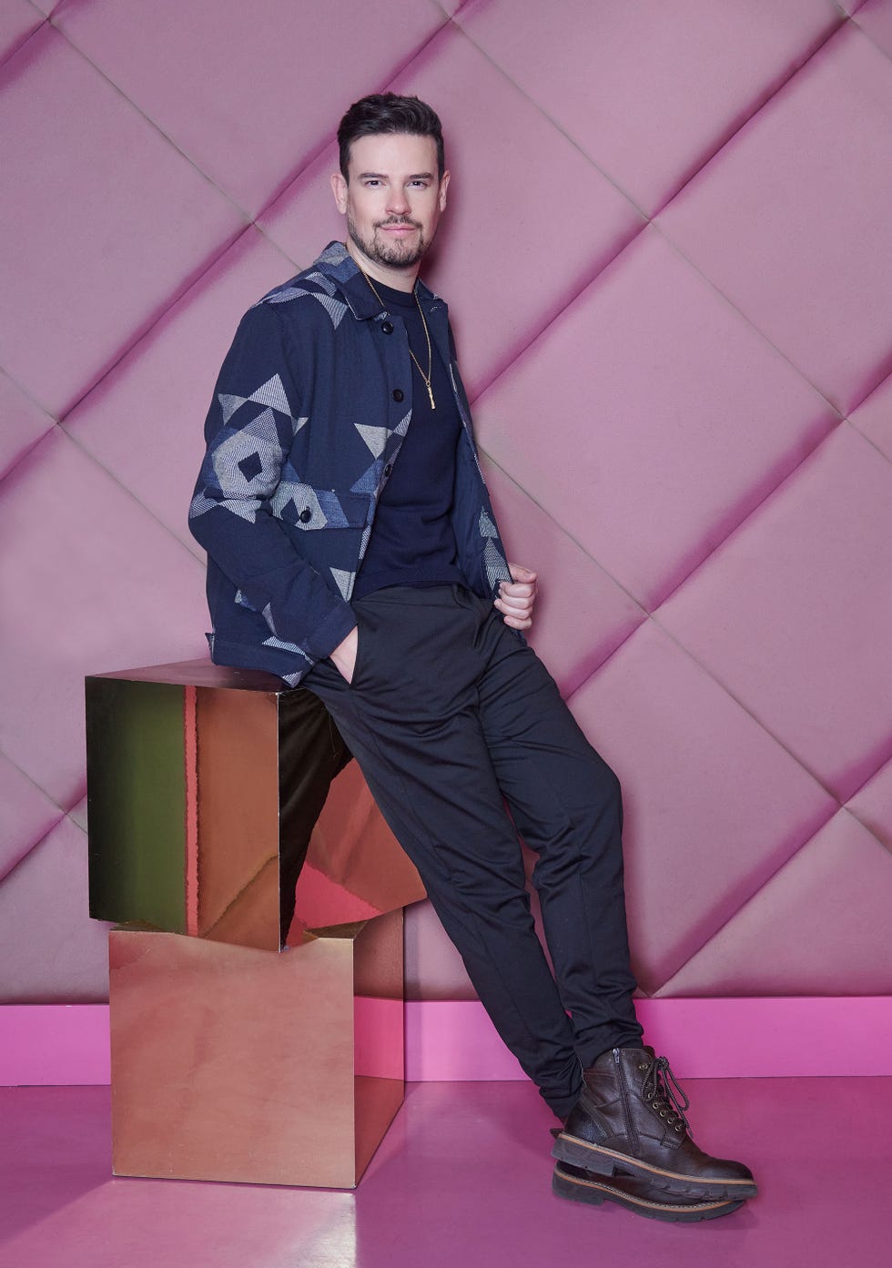 el artista con un conjunto en azul marino