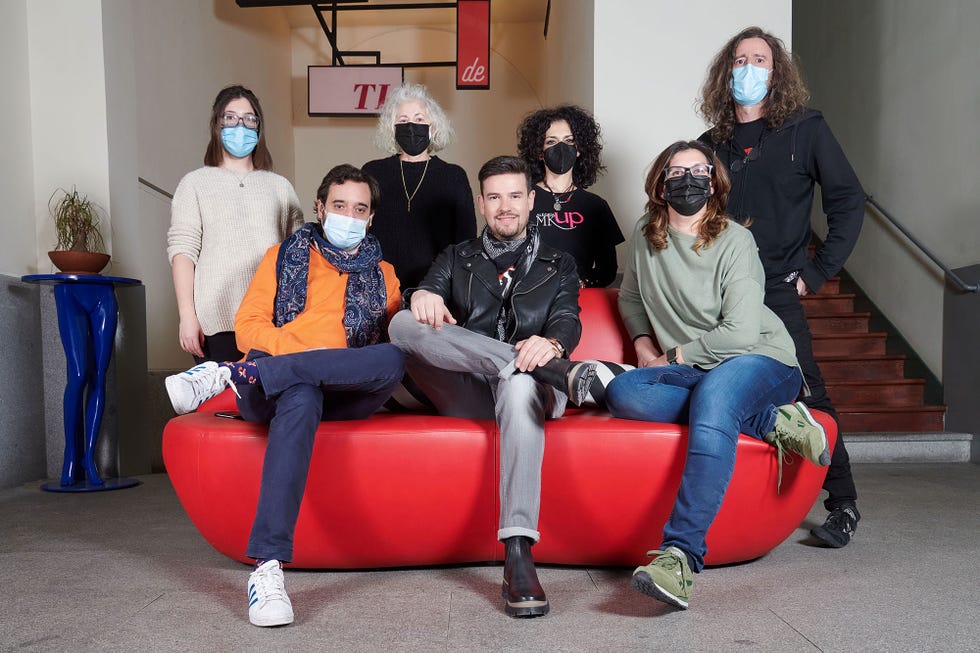 el artista sentada en el sofá junto al equipo de nuestra revista