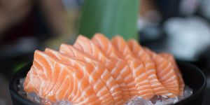 rauwe zalm sashimi in een kom
