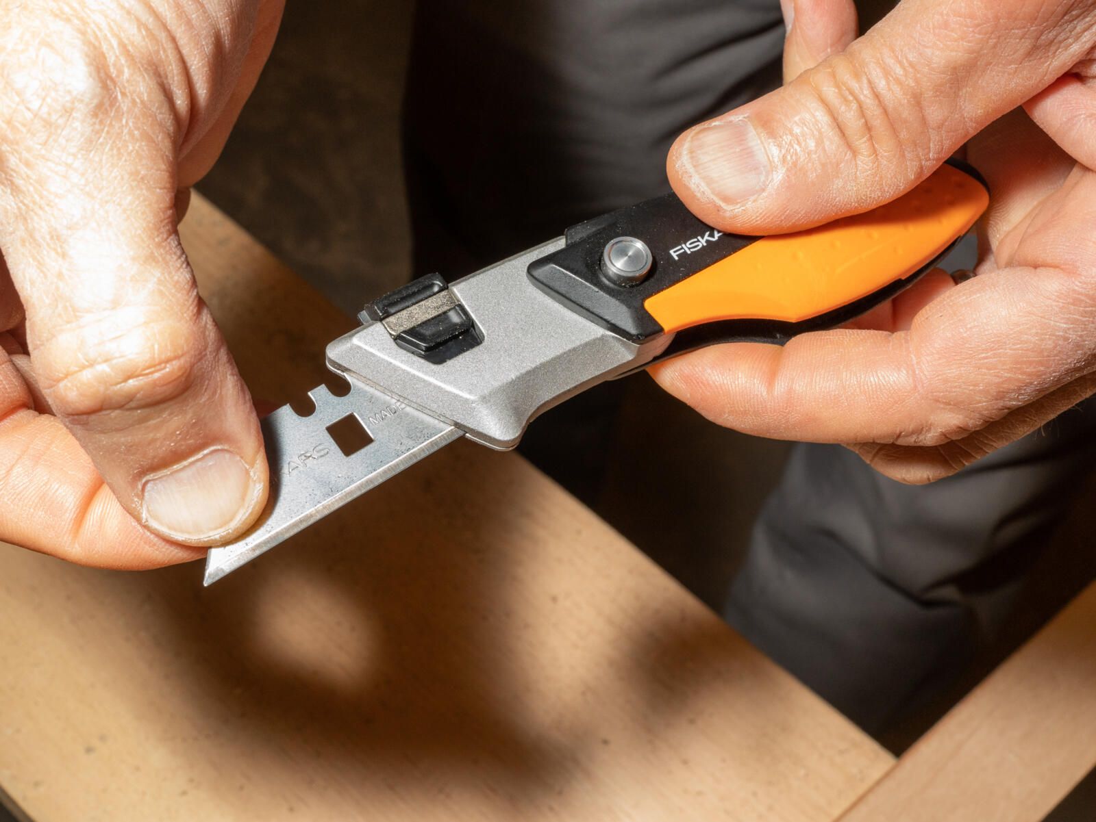 Fiskars Pro Folding Blade Utility Knife, Black/Orange