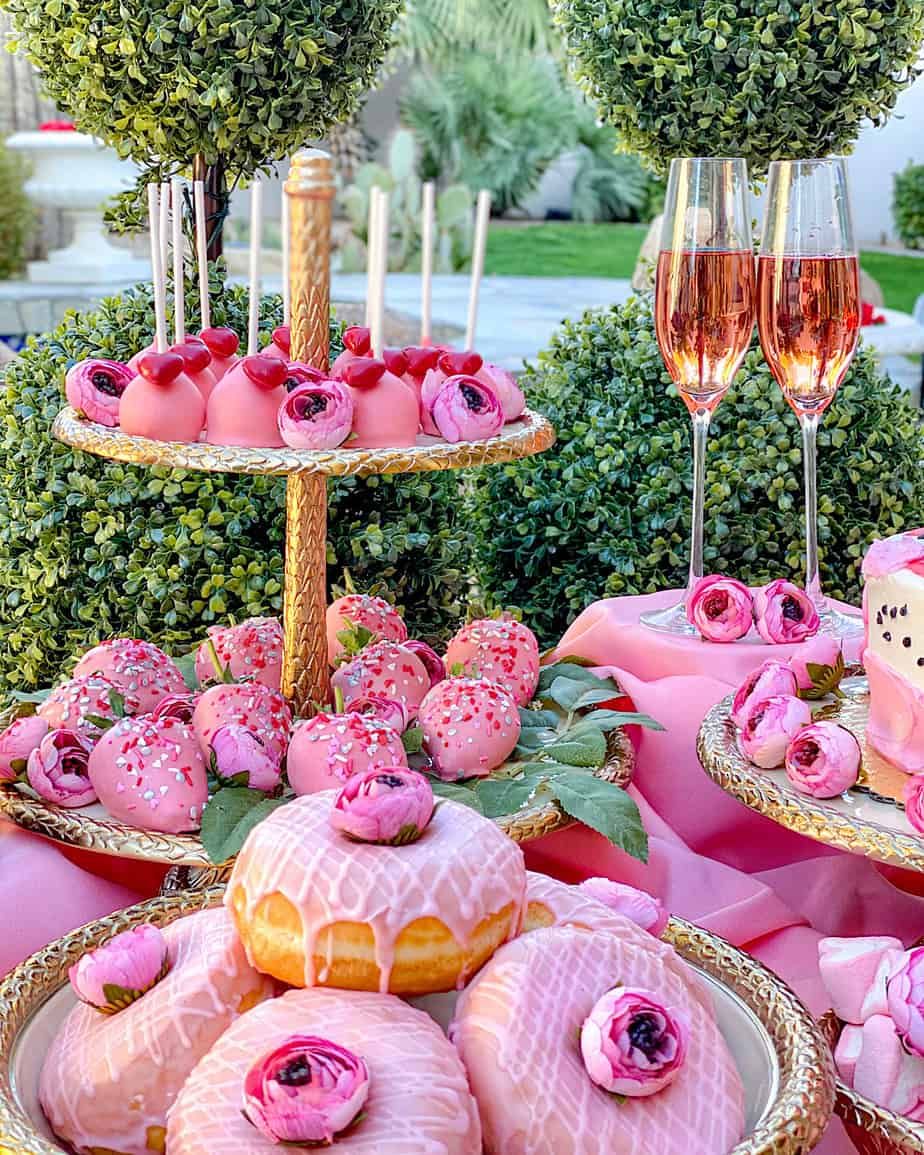 https://hips.hearstapps.com/hmg-prod/images/rb-italia-blog-how-to-set-up-an-elegant-valentines-day-dessert-table-11-641c7189547c7.jpg