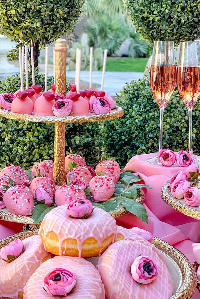 https://hips.hearstapps.com/hmg-prod/images/rb-italia-blog-how-to-set-up-an-elegant-valentines-day-dessert-table-11-641c7189547c7.jpg?crop=0.835xw:1.00xh;0.165xw,0&resize=980:*