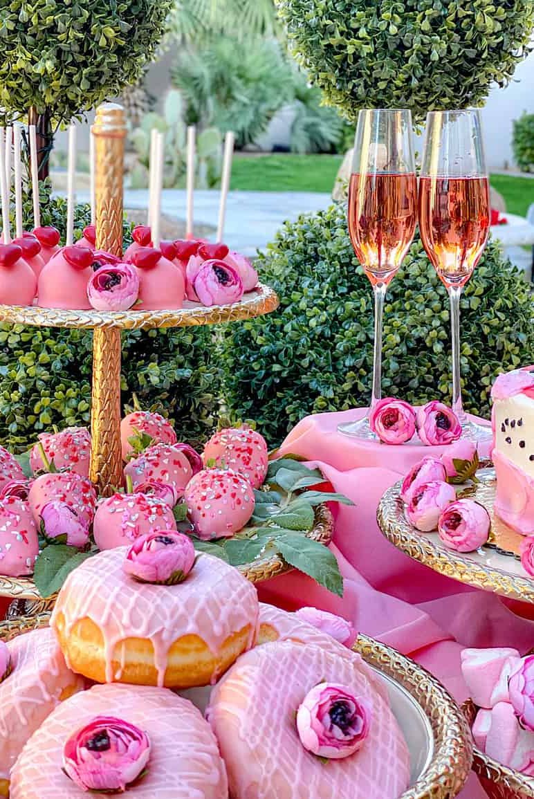 https://hips.hearstapps.com/hmg-prod/images/rb-italia-blog-how-to-set-up-an-elegant-valentines-day-dessert-table-11-641c7189547c7.jpg?crop=0.835xw:1.00xh;0.165xw,0&resize=980:*