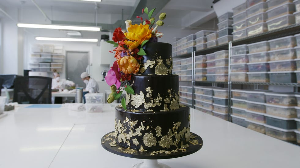Cake decorating, Cake, Sugar paste, Icing, Floristry, Floral design, Flower, Dessert, Wedding cake, Plant, 