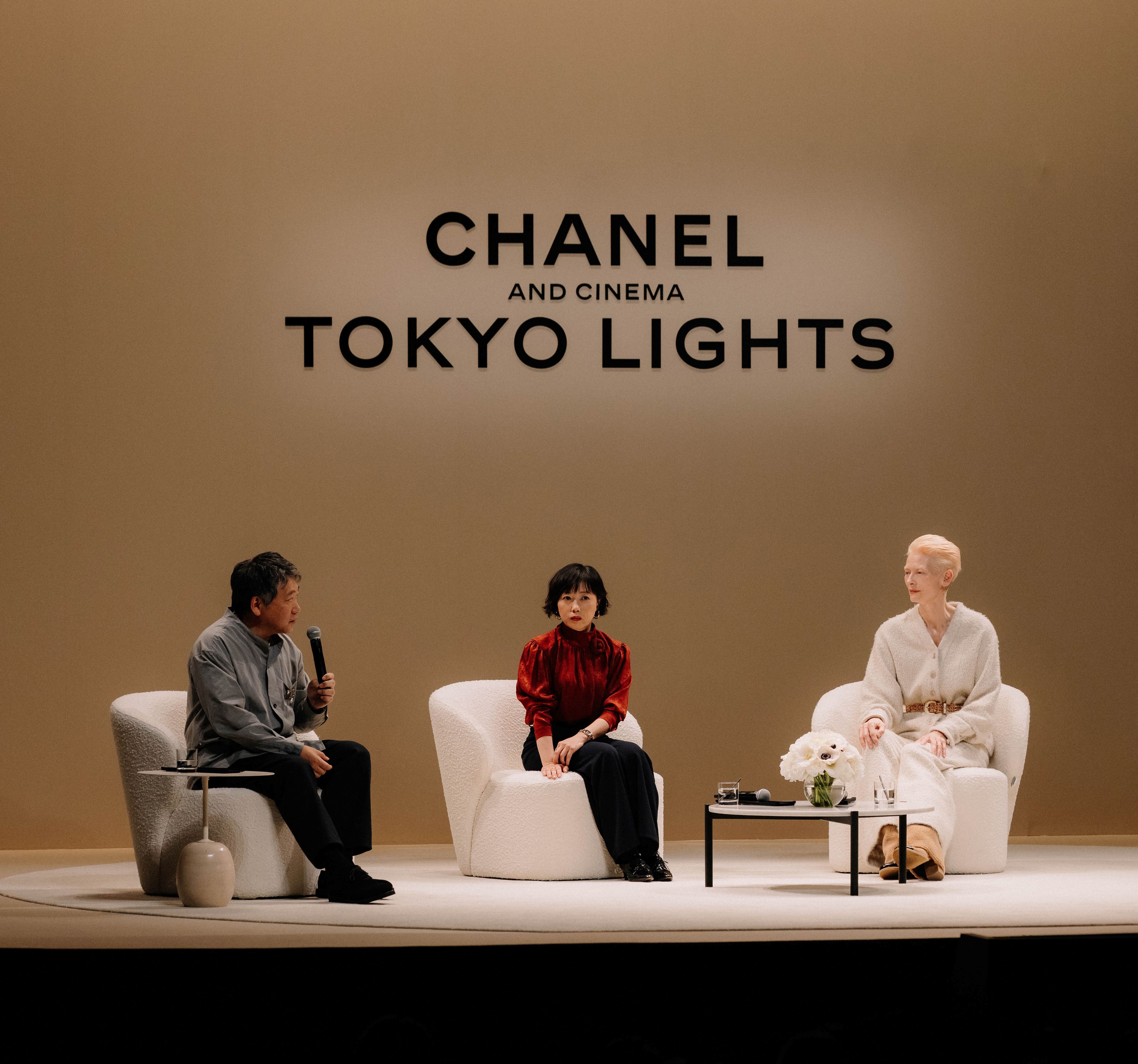 スペシャルオブジェ爪がCHANELシャネルの指を立てたような、アーティスト シャネルの新作「プルミエール サウンド」は、オーディオ