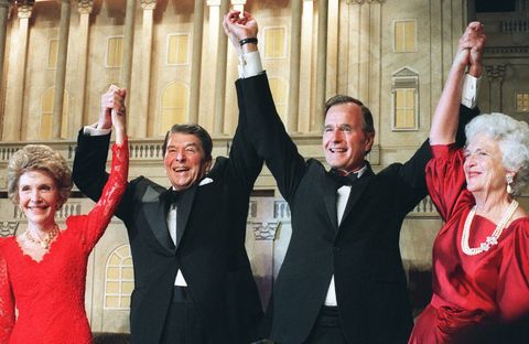 US President Ronald Reagan (l) raises his arms in