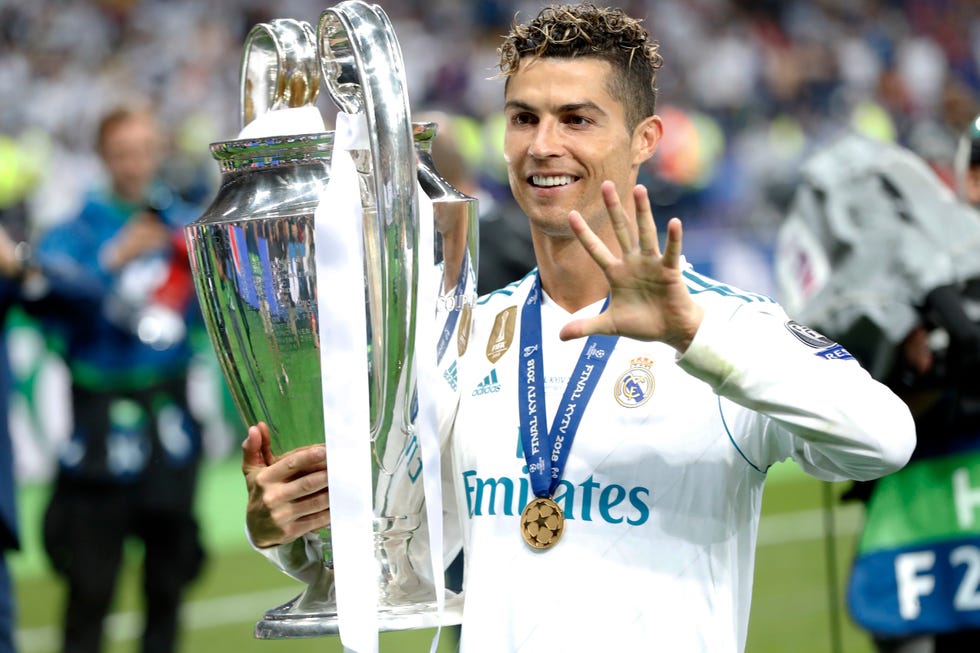 Cristiano Ronaldo posa con la décimo tercera copa de europa ganada por el real madrid
