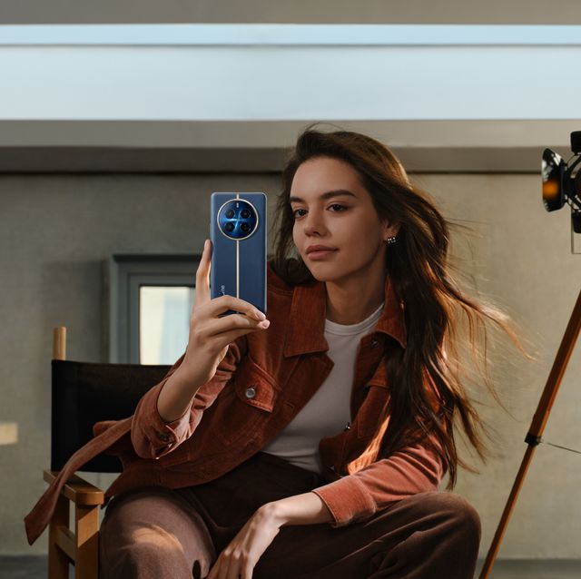 ragazza scatta selfie con smartphone realme 12 pro