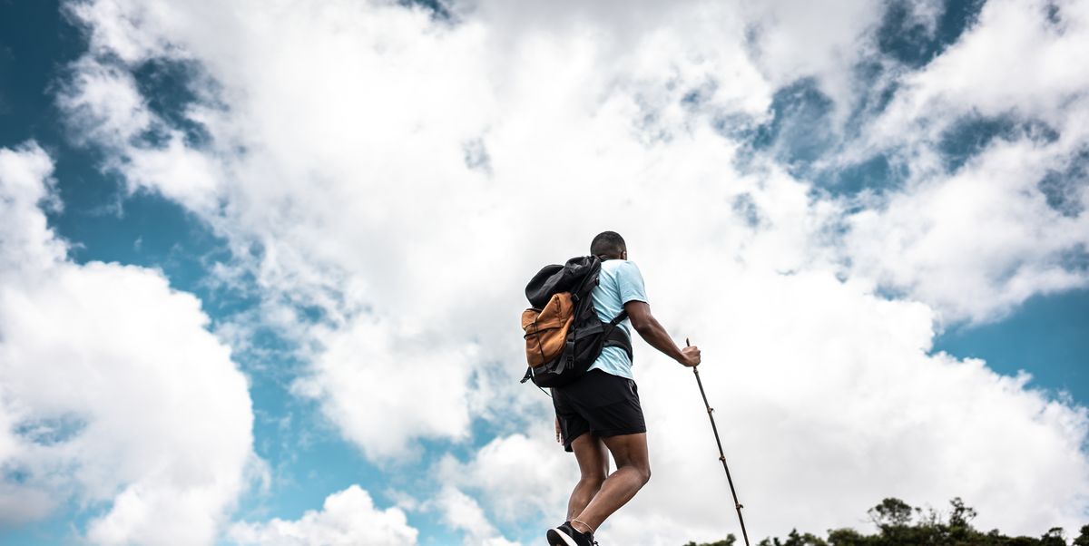 Skechers rebaja como nunca sus zapatillas de senderismo favoritas entre los hombres con pies anchos porque no aprietan y pueden caminar por montaña sin molestias