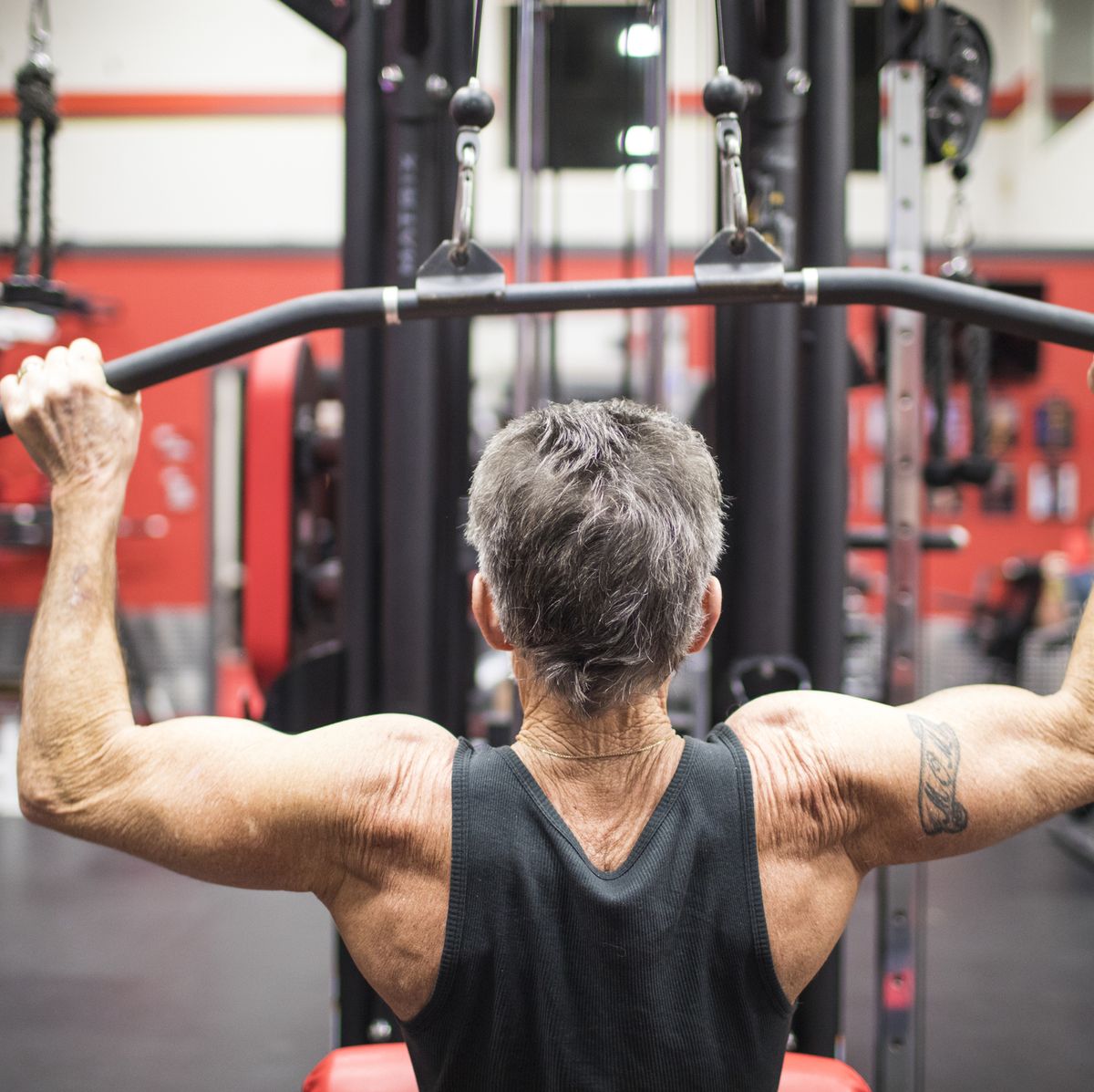 The 7 Best Lat Pulldown Bars for Your Back Workouts and Home Gym