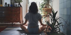 ストレス軽減や精神の安定はもちろん、人によっては集中力アップ﻿﻿やセックスライフの向上﻿にも繋がるとされる「マインドフルネス瞑想」。﻿一方で経験したことのない人にとっては、どこから始めて良いのか分からない…という悩みも。そこで今回は、初心者でも試せる「自宅での瞑想ガイド」をプロがお届けします。