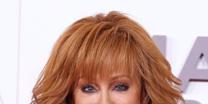 reba mcentire stopping for a photo before attending the cma awards